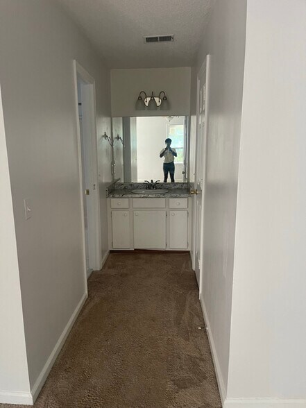 Building Photo - 11 Crescent Ln