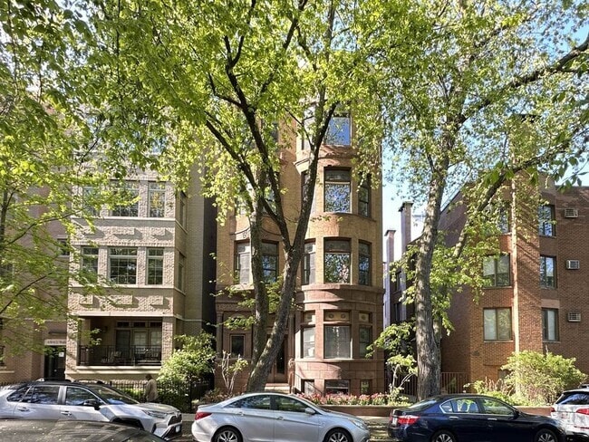 Building Photo - 626 W Wellington Ave