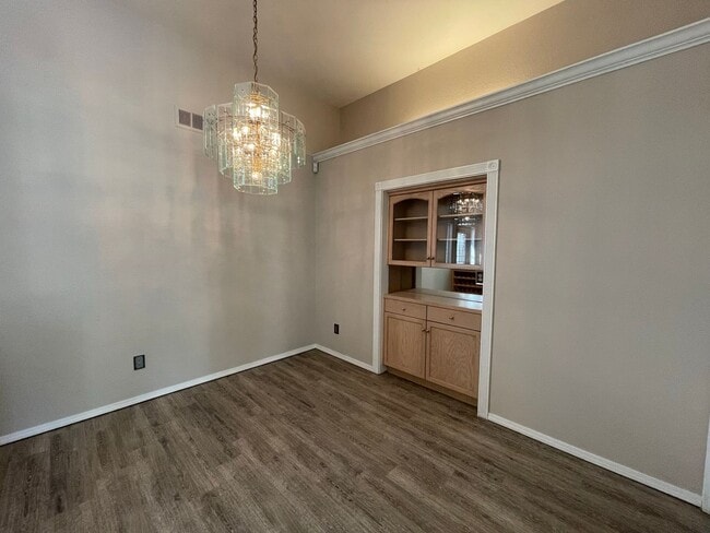 Building Photo - Beautiful South West Visalia home Near El Diamante school with a pool!!