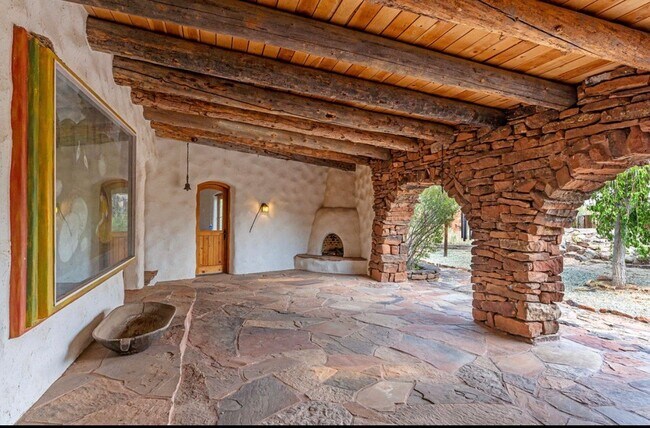 Building Photo - 18 Destierro Trail