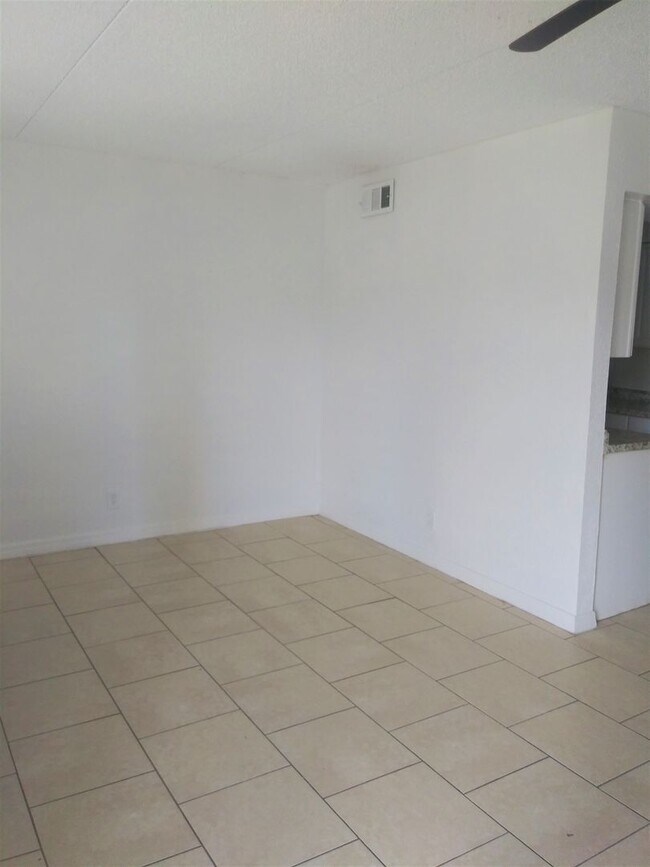 Building Photo - 1 Bedroom Apartment in Arlington Square Garden!