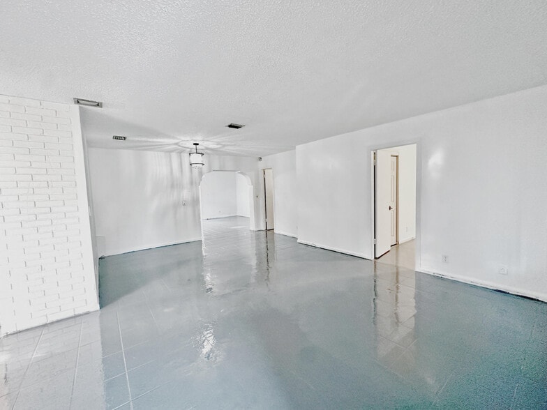 Building Photo - 207 Huron Pl