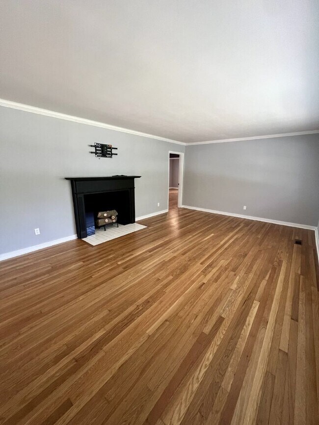 Building Photo - Charming 3-Bed, 2-Bath Spacious Home in Ch...