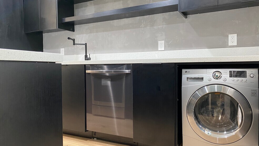 Kitchen with Washer/Dryer unit - 6474 Cavalleri Rd