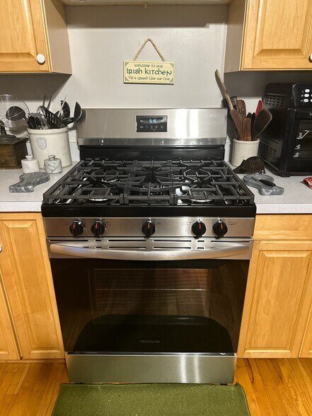 Brand NEW oven 2024 - 131 Washington St