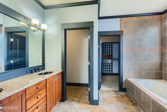 Building Photo - 4 br, 3.5 bath House - 2814 Prado Lane