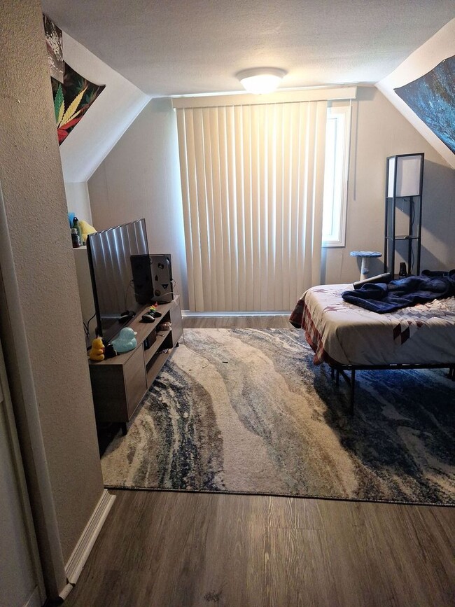 Building Photo - 2 Bedroom Home - Open August 1st!