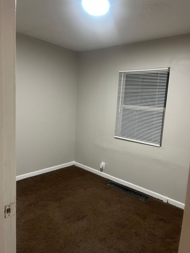 Building Photo - 1464 W 32nd St