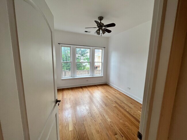 Building Photo - 3408 W Sunnyside Ave