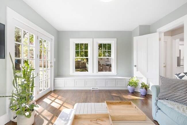 Building Photo - 90 Maple Pl