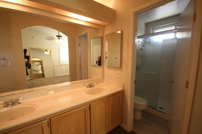 Building Photo - Charming 3Br/2BA/ 1444SF Available Now! Te...