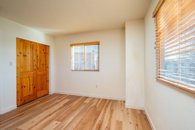 Building Photo - Available Now this Lovely One Bedroom Condo