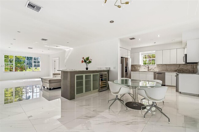 Building Photo - 345 Fairway Dr