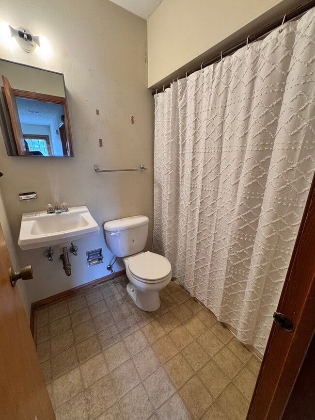 Building Photo - 2 Bed Duplex with Rocking Chair Front Porc...