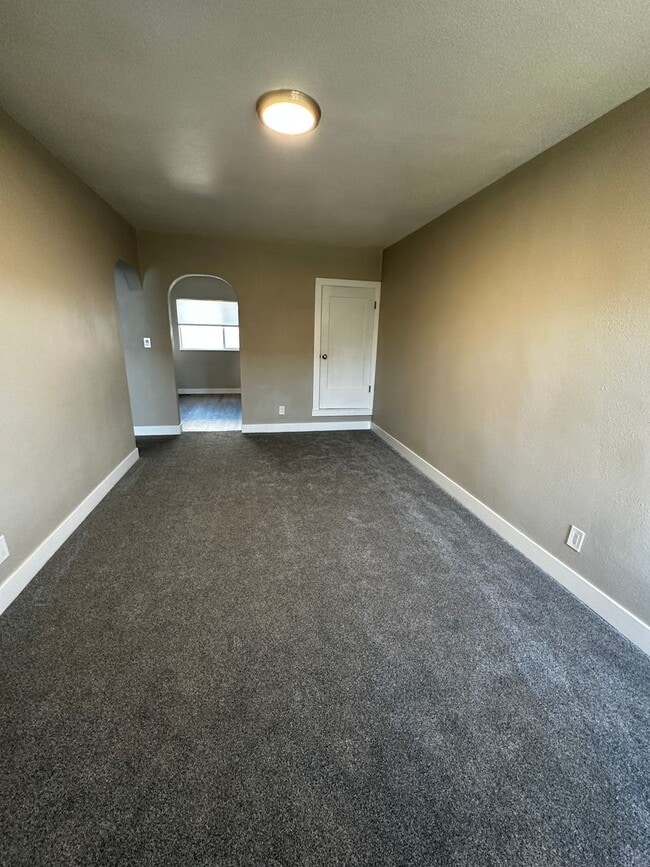 Building Photo - SW 6th Triplex