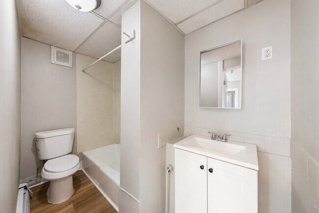 Building Photo - 50 Common St