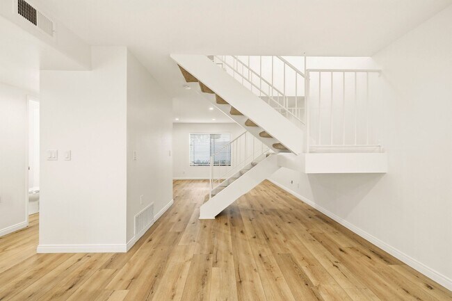 Building Photo - Remodeled 3bd/2.5bath steps from beaches, Racetrack, and Cedros Design district
