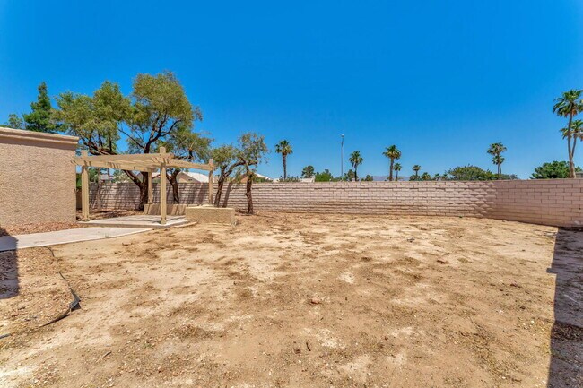 Building Photo - Single Story 3 bedroom and 2 bath home.