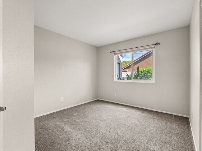 Building Photo - 5911 Rio Valle Dr