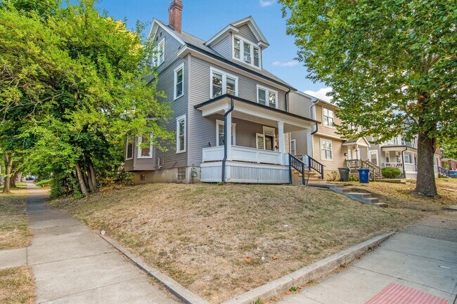 Building Photo - Ultimate 6-Bedroom House with Spacious Liv...