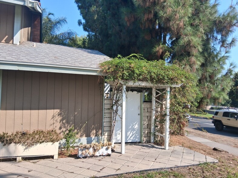 Building Photo - 697 Magnolia Ave
