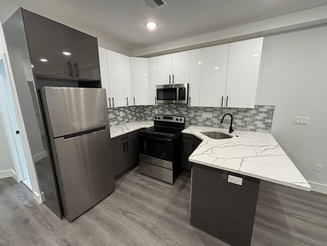 Building Photo - 713 N 42nd St