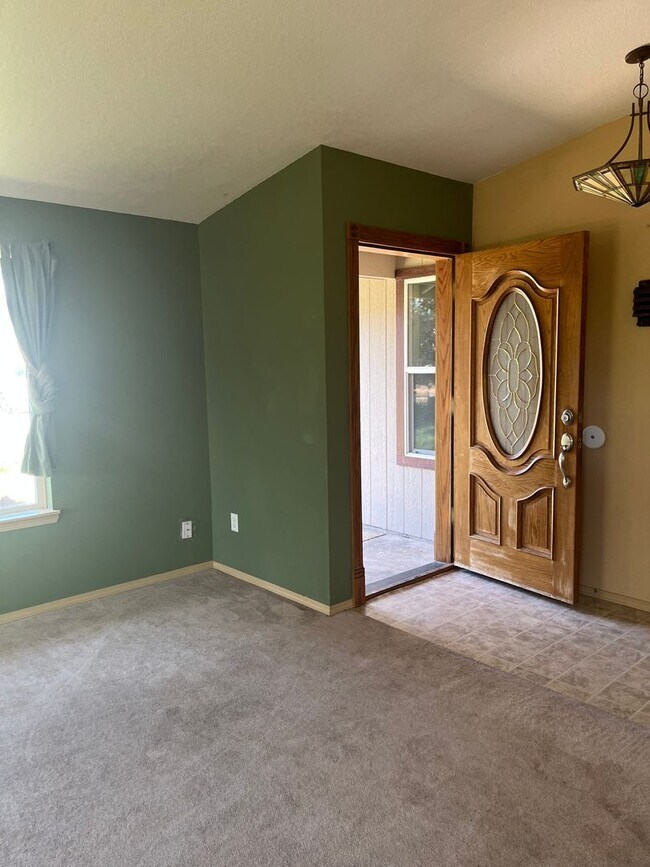 Building Photo - Large 3 bed/2 bath single family home