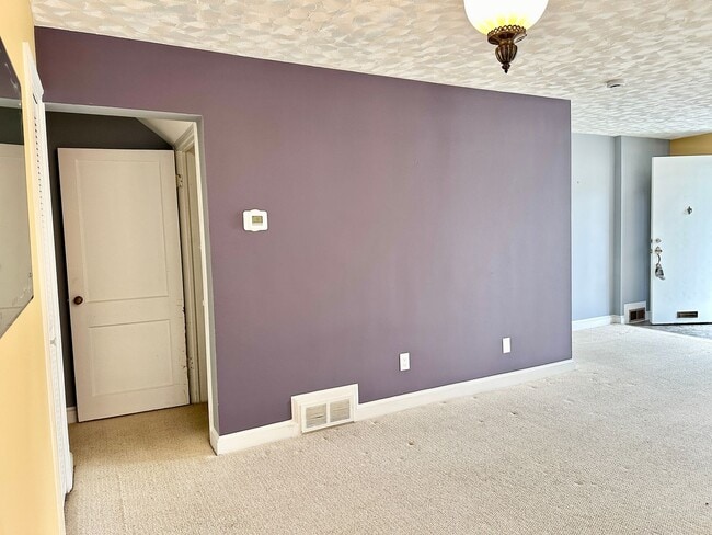 Building Photo - Charming 3-bedroom, 1.5-bathroom! Pets Wel...