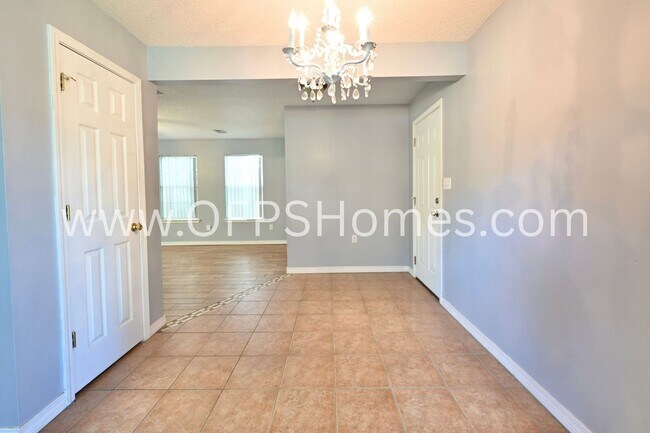 Building Photo - 933 Scenic Oak Ln