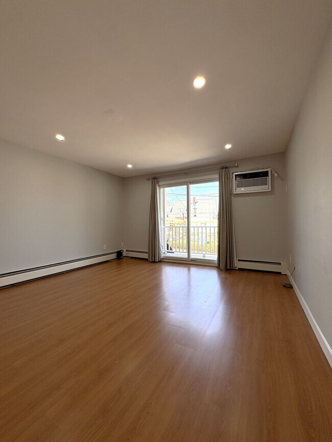 Building Photo - Beautifully maintained 2 bedroom Condo on Andover/Lawrence border