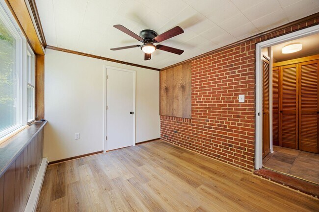 Building Photo - Beautiful 2 Bedroom Corner Lot of Park Ave! ***Available Late June 2026***