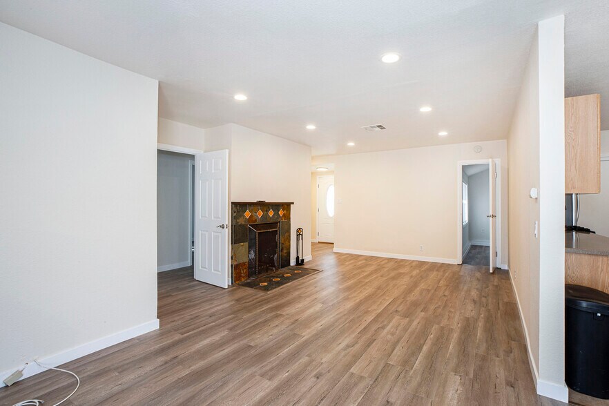Building Photo - 7820 Lasaine Ave