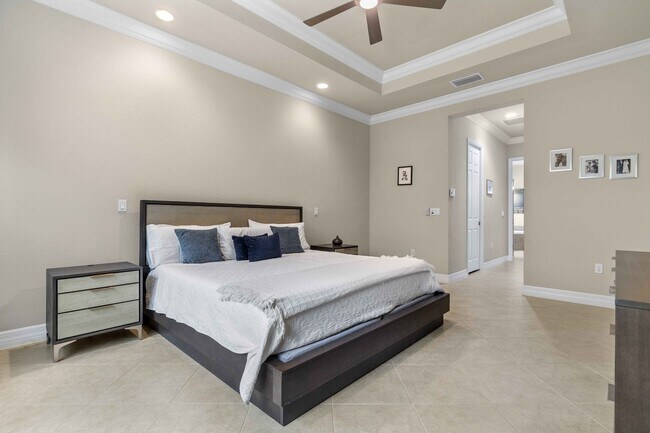 Building Photo - ** MARBELLA ISLES ** 4 BED / 3 BATH - SING...