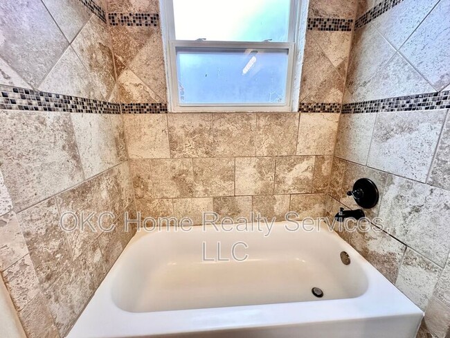 Building Photo - 401 S Bouziden Dr