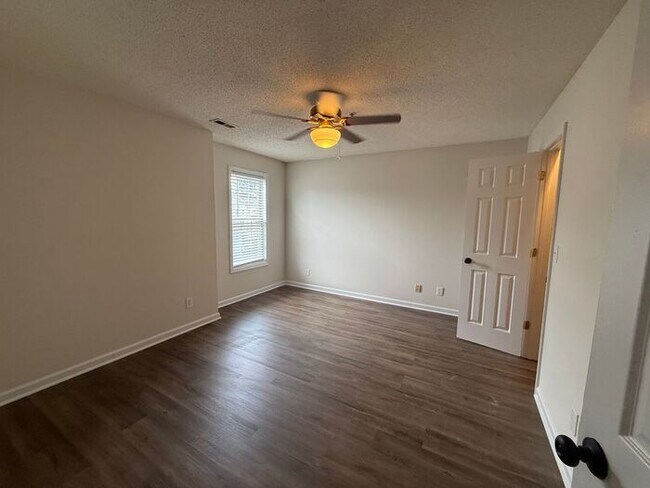 Building Photo - Modern Updated Top Floor unit! Freshly Pai...