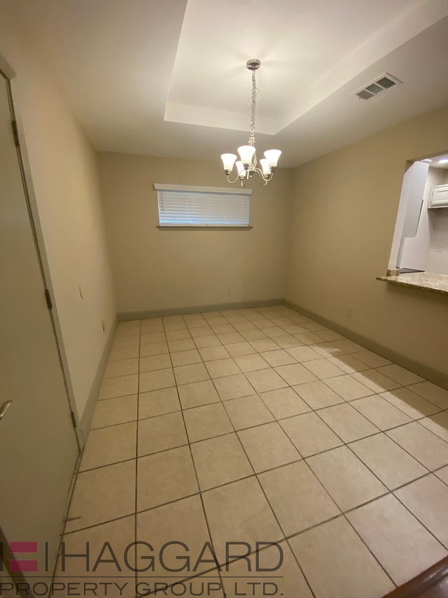 Building Photo - Renovated half duplex-2 bed, 1 bath, 1 story