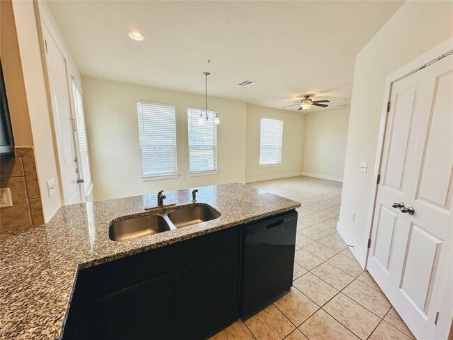 Building Photo - 2216 Creekside Ln