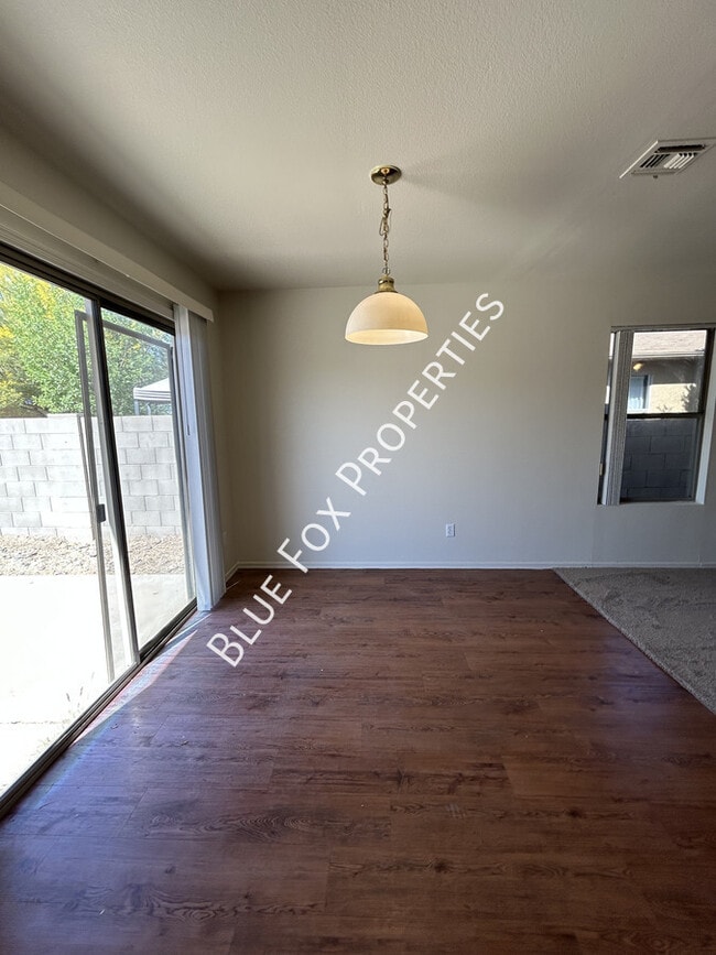 Building Photo - 2021 W Menzel Dr