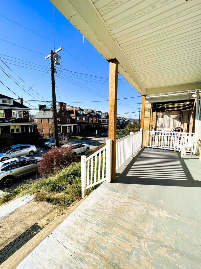 Building Photo - AVAILABLE AUGUST 2026 - Beautiful 4+ bedroom, 1 bath home in Mt Washington!