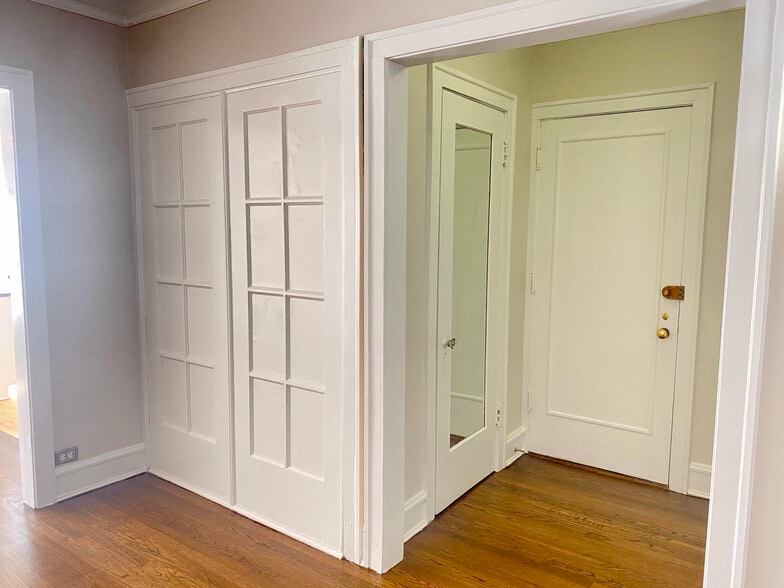 Foyer & in unit storage room - 834 Hinman Ave