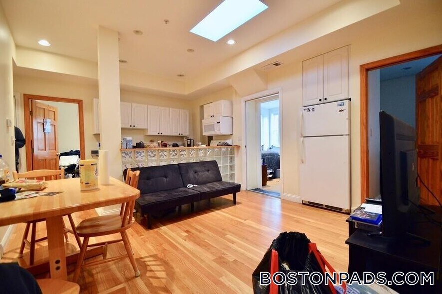 Primary Photo - 1801 Beacon St