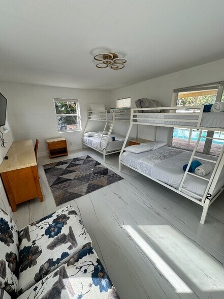 Primary Photo - 1260sw SW 32nd St