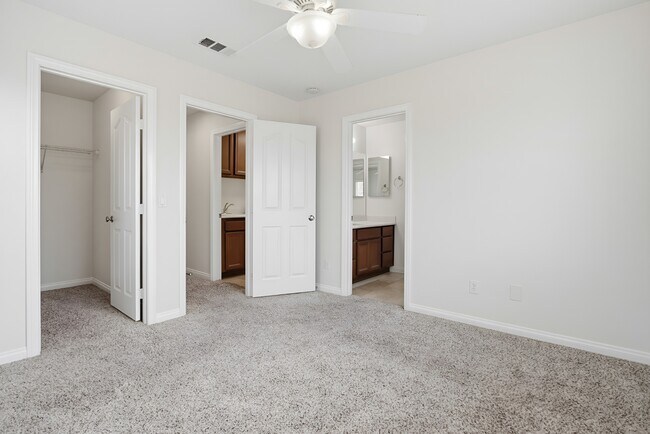 Building Photo - 1059 Vista Pointe Blvd