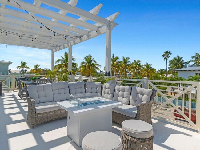 Building Photo - 317 E Seaview Cir