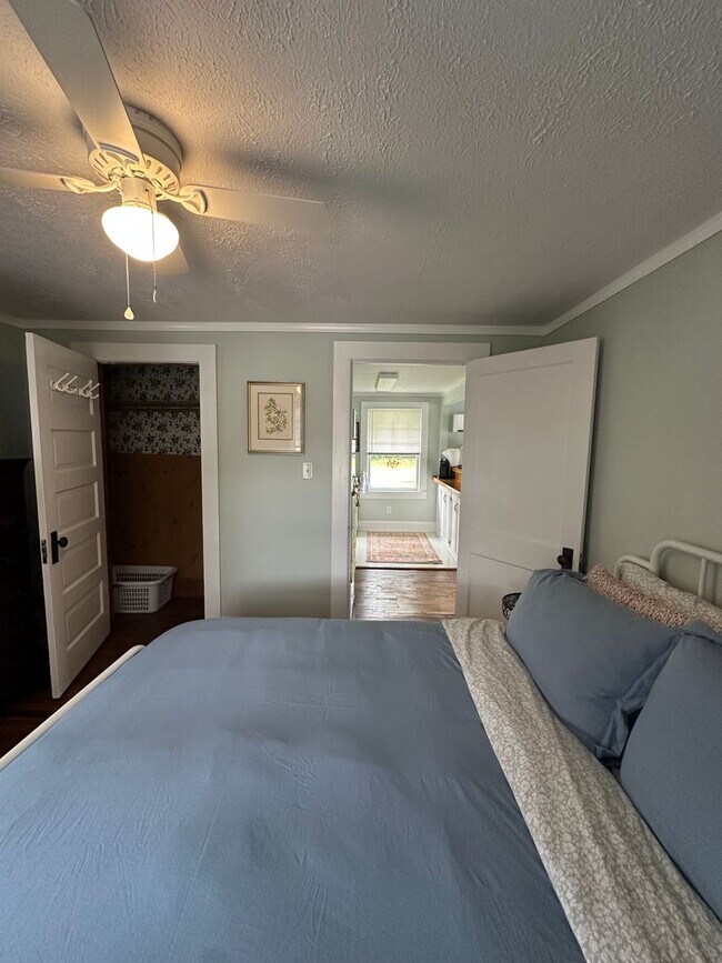 Building Photo - Garage Apartment in 5 Points!! One-Bedroom