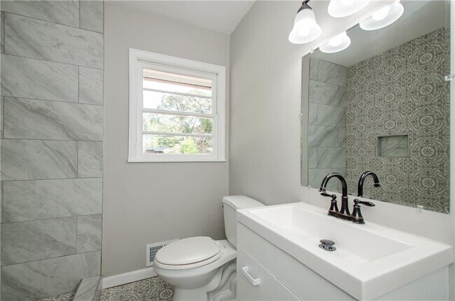 Building Photo - 123 Arnold Pl