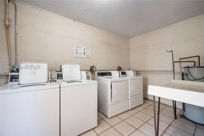 Building Photo - 9220 Fontainebleau Blvd