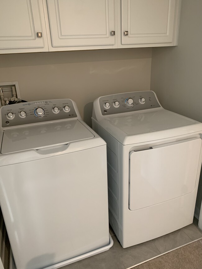 3rd floor washer & dryer - 517 E Union St