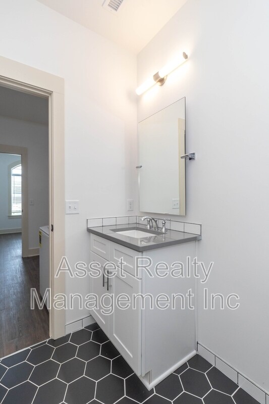 Building Photo - 1120 Franck St