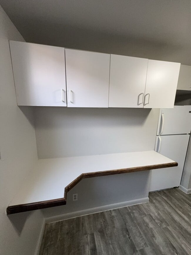 Building Photo - Updated 3 Bed 1 Bath Basement Apartment